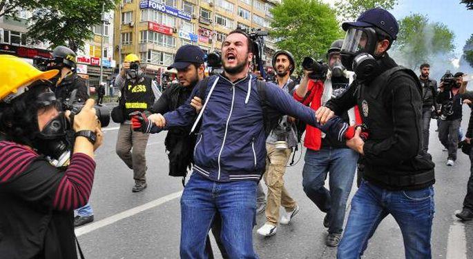 Polis saldırısında yaralandı, gözaltına alınıp otobüste bekletildi!