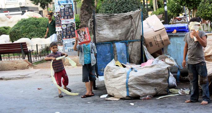 Suriyeli çocuklar çöpten besleniyor