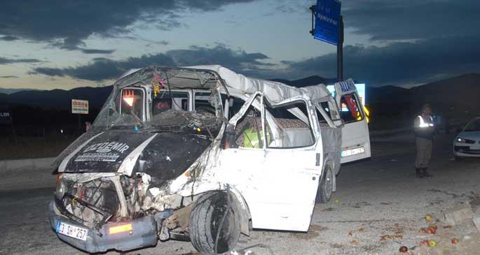 Tarım işçilerinin servisi kaza yaptı: 2 ölü, 21 yaralı