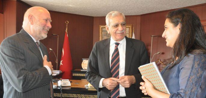 Türk: IŞİD ile işbirliği içindeki Türkiye ateşle oynuyor