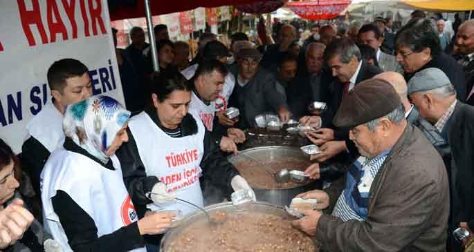 Yatağan işçileri aşure dağıttı