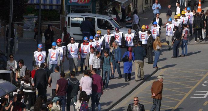 Yatağan işçisinden hükümete pankartlı uyarı 