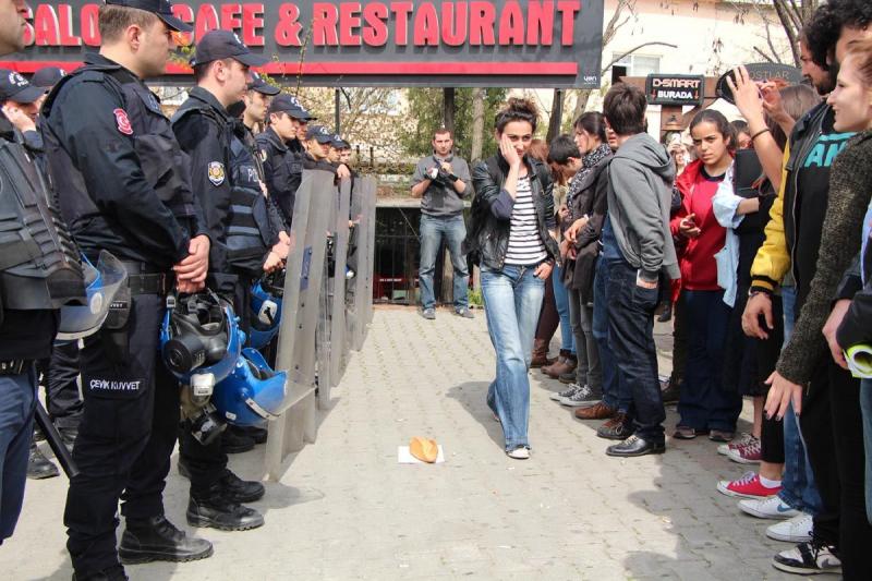 Yeditepe Üniversitesi’nde AKP karavanına polis koruması