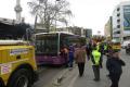 Kadıköy'de 'direksiyonu kilitlenen' halk otobüsü kaza yaptı