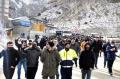 Divriği'de 600 maden işçisi, maaşlarının ve sosyal haklarının düzenlenmesi için yürüdü