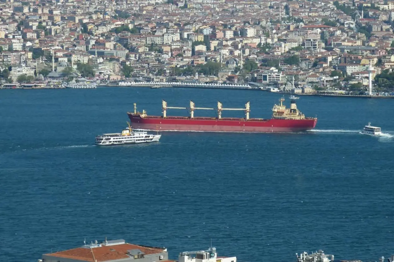 İstanbul Boğazı'nda gemi trafiği çift yönlü askıya alındı