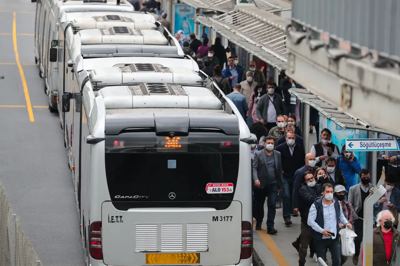 Saat 01.00-05.00 arasında her iki yakadan da metrobüs geçişi olmayacak