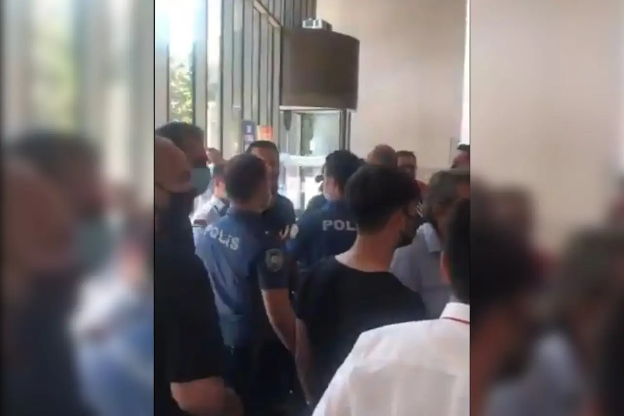 İşten atılan Pegasus çalışanları polisler tarafından Genel Merkezden çıkarıldı