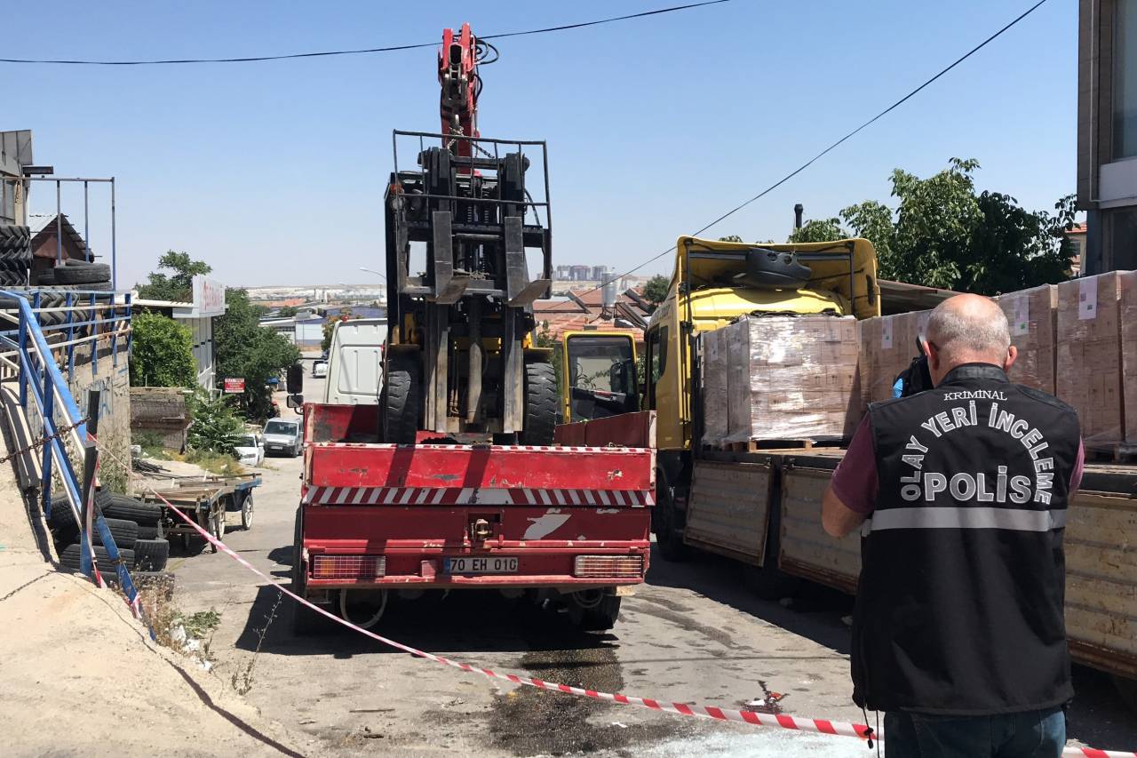İzmir'de iş cinayeti: Kullandığı forklift ile tırın altına giren kadın işçi hayatını kaybetti