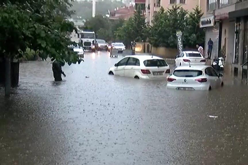İstanbul'da sağanak su baskınlarına yol açtı, göle dönen yollarda araçlar mahsur kaldı