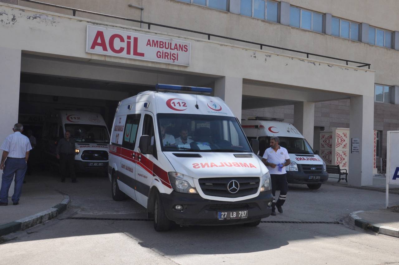 Gaziosmanpaşa'da iş kazası: Düşen yük asansöründeki işçi ağır yaralandı