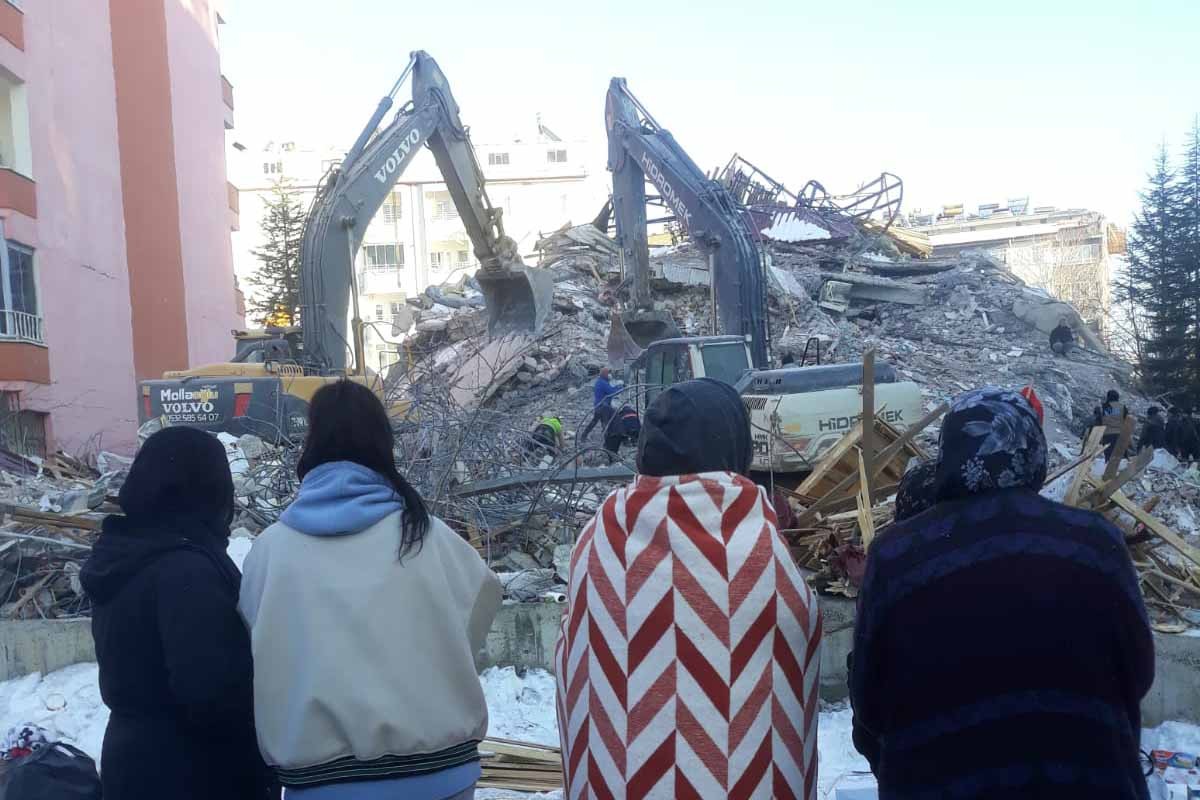 Depremde 12 kişinin öldüğü Mete Apartmanı davasında yeni gelişme: Eski imar müdürü hakkında da dava açıldı