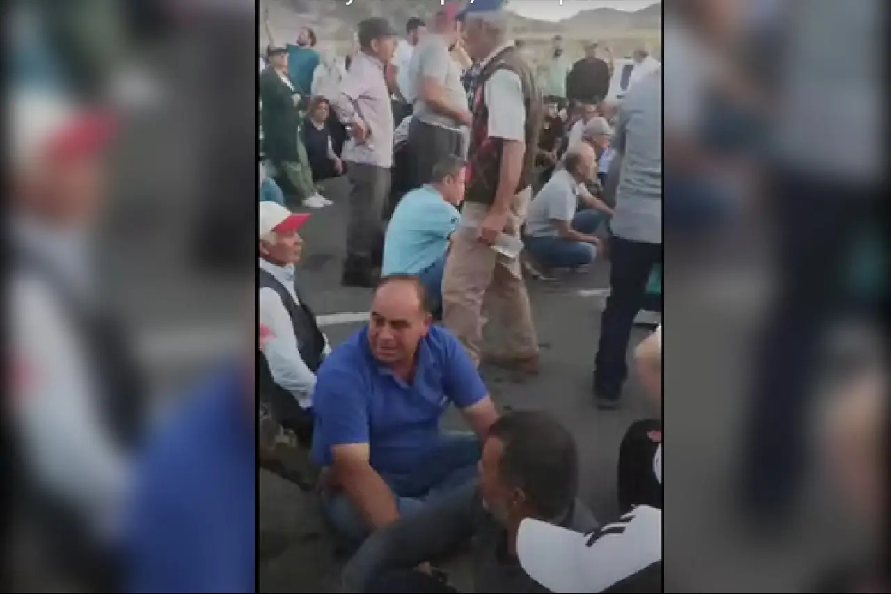Kiraz üreticileri, satamadıkları kirazları yola dökerek eylem yaptı