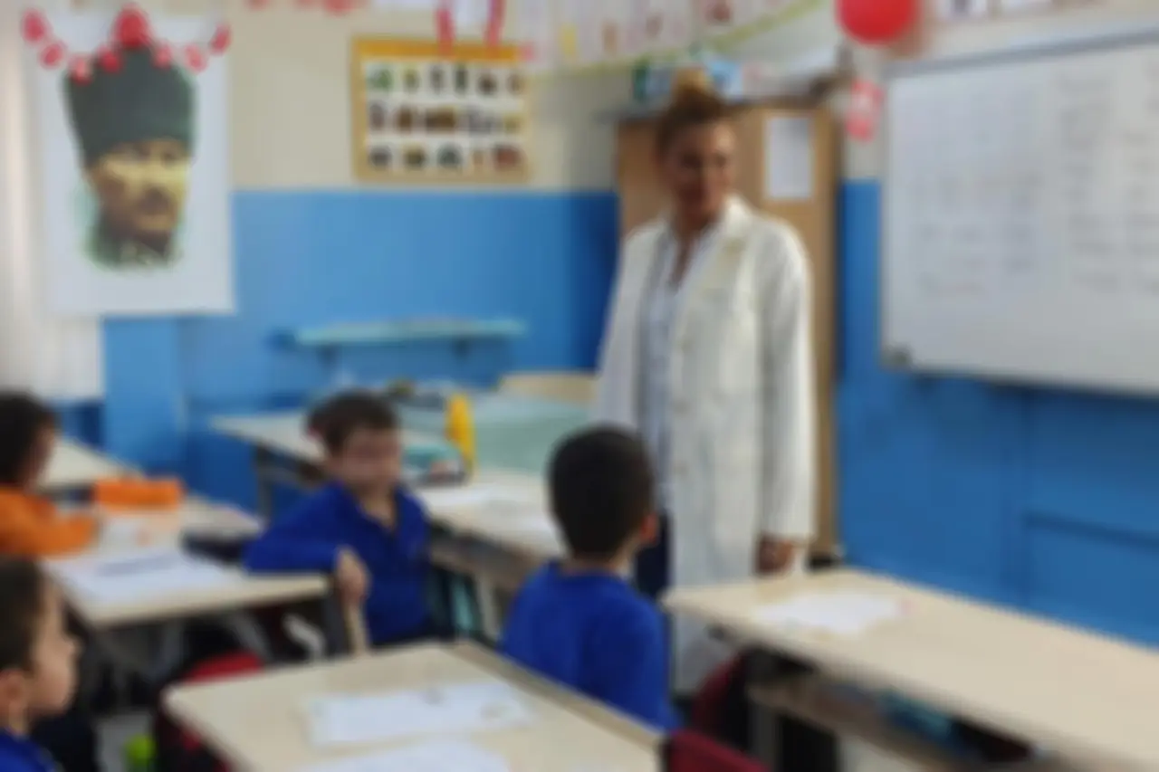 Öğretmene önlük dayatmasına tepki: Tek tip önlük değil, öğrencilere ücretsiz yemek verilsin