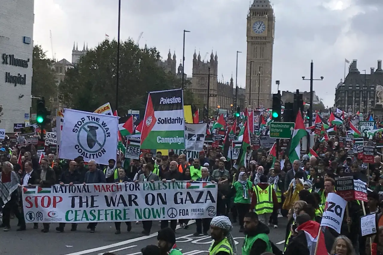 Filistin ile dayanışma ve aşırı sağa karşı mücadele Londra sokaklarında birleşiyor