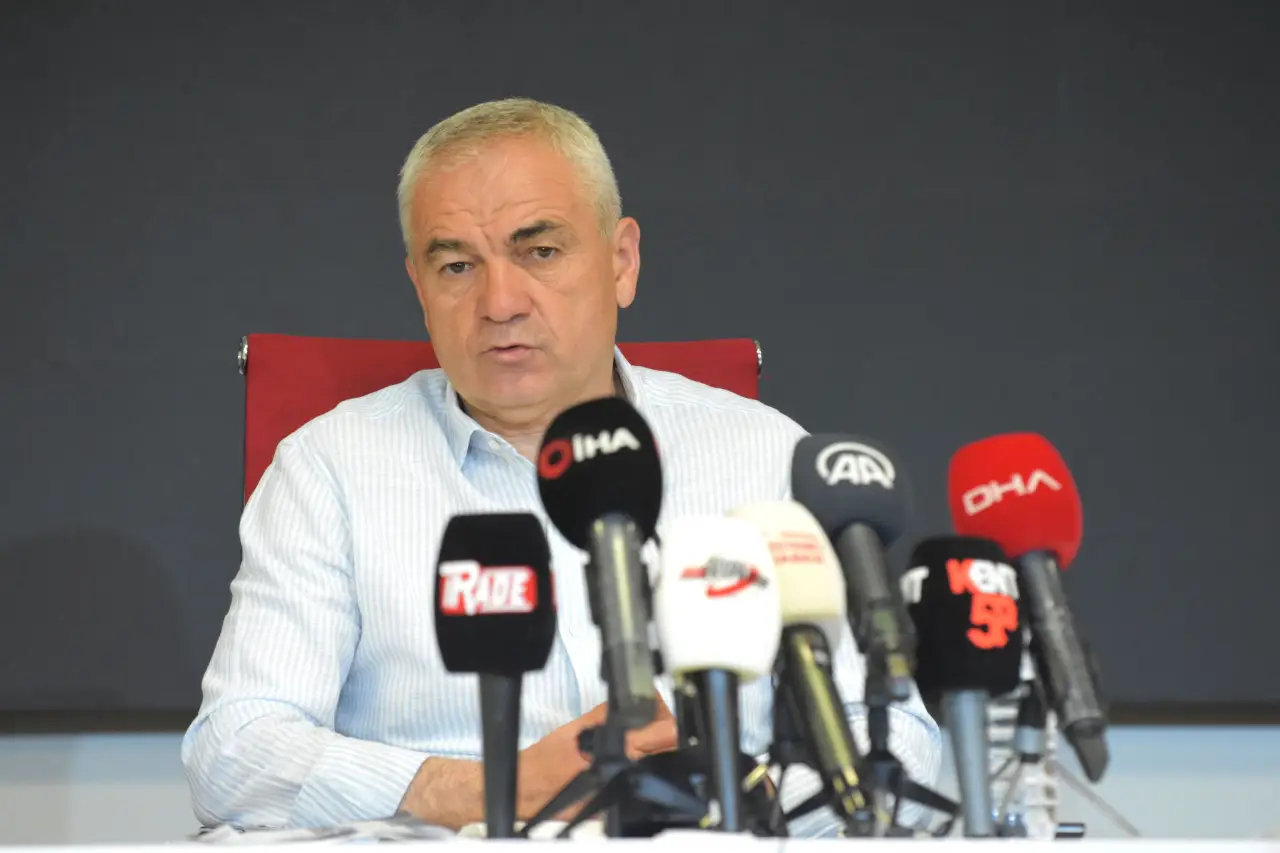 Beşiktaş'ın yeni teknik direktörü Rıza Çalımbay oldu