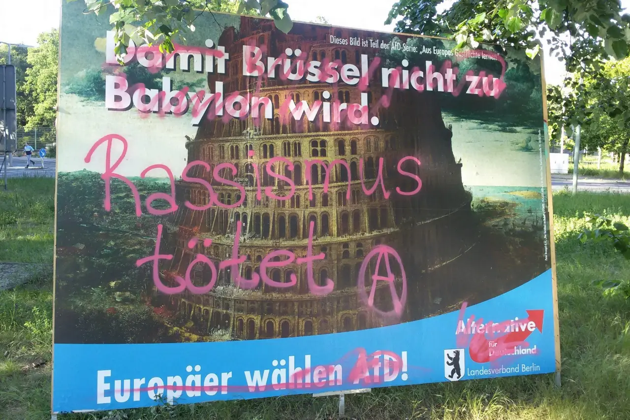 Üzerine 'Irkçılık öldürür' yazılan bir Alternative für Deutschland (AfD) afişi
