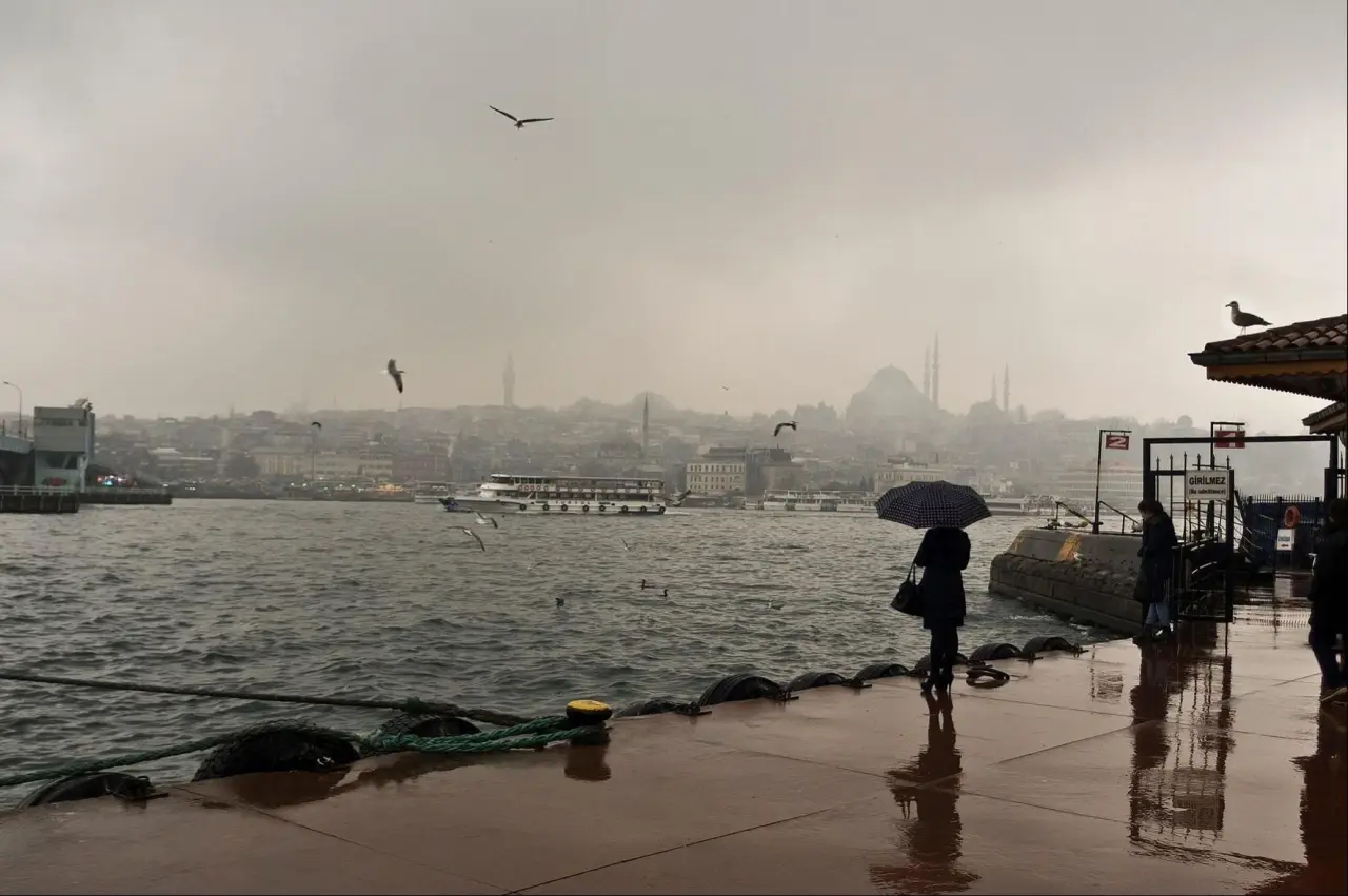 AKOM'dan İstanbul için uyarı: Bahar havası yerini sağanak yağışa bırakıyor