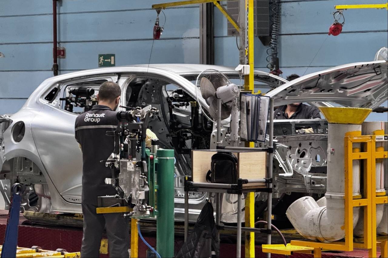 Renault işçinin sırtına binerek büyüyor: ‘Bize kalan fıtık, iki dilim baklava, alkış...’