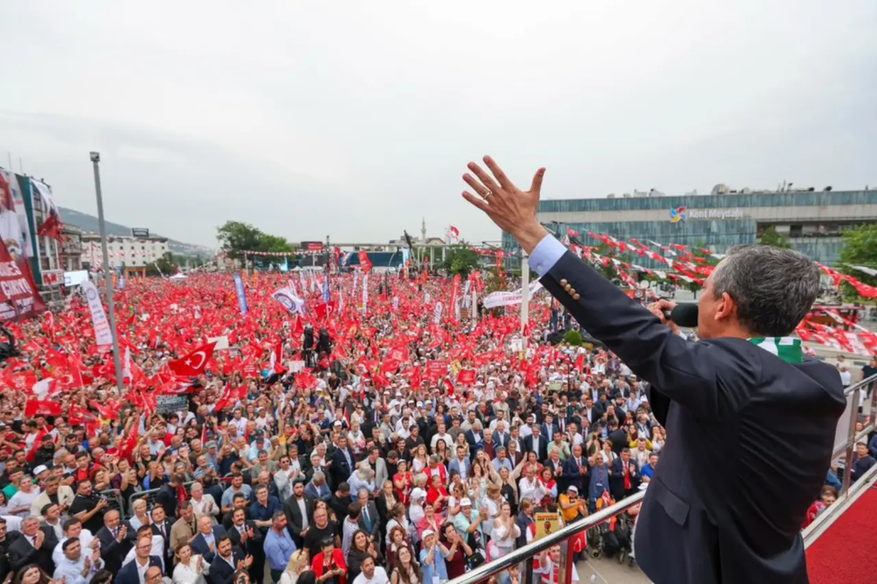 CHP'nin Bayrampaşa mitingi | Özgür Özel: Erdoğan, yarın 12.00’yi bekle
