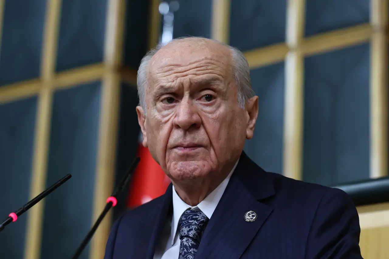 'Çerçeve yasa'ya imza atan Bahçeli: Demirtaş'la düzenli olarak görüşüyoruz