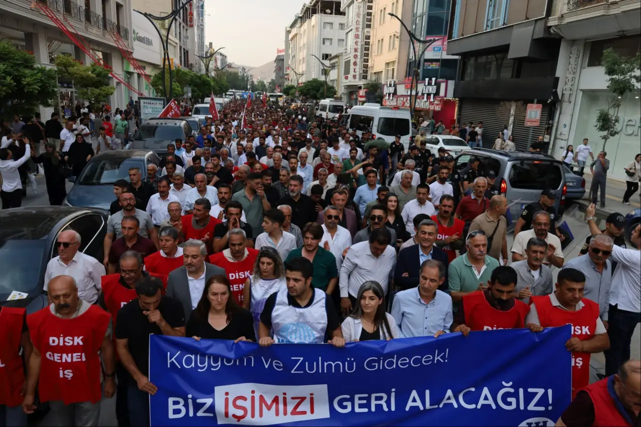 Van’da işten çıkarılan işçilerden kayyıma tepki: “Bizi çıkarıp kendi yandaşlarını işe aldılar”