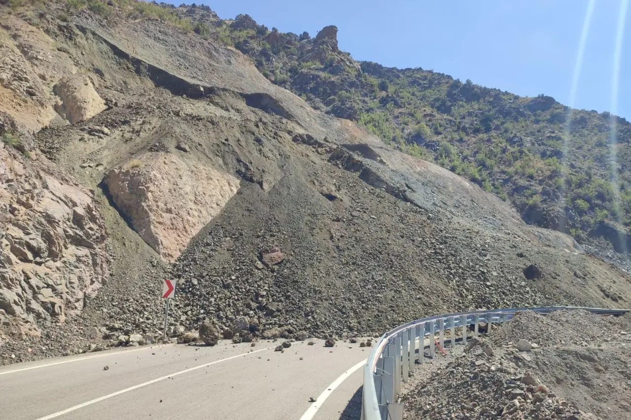Artvin'de heyelan: Karadeniz Sahil Yolu tek yönlü ulaşıma kapandı