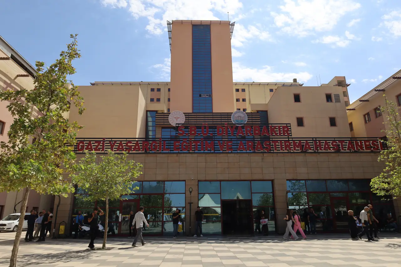 Çalışmayan klimalar, yetersiz hijyen, uzun kuyruklar: Diyarbakır'da hastaneler hasta ediyor
