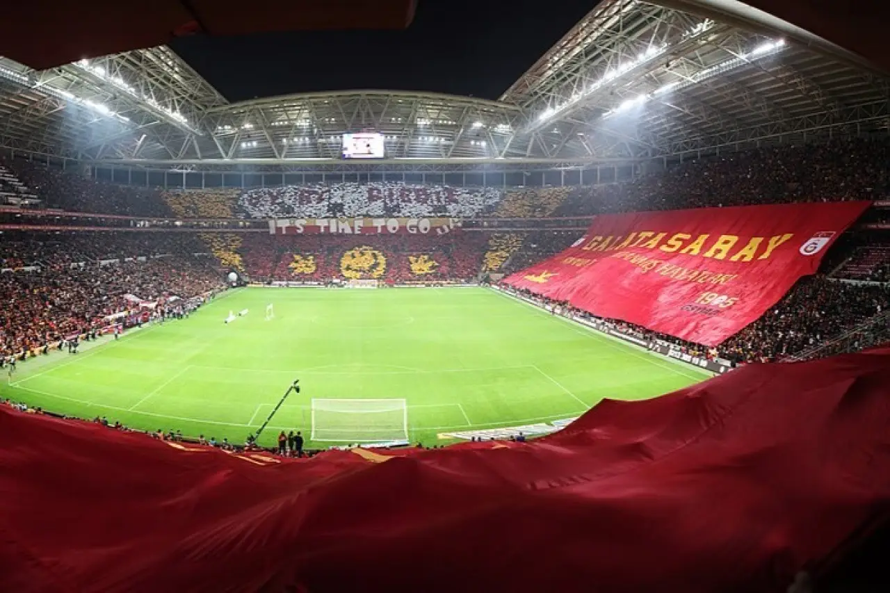 Galatasaray'da gözler orta sahada: En güçlü iki aday Camavinga ve Gueye