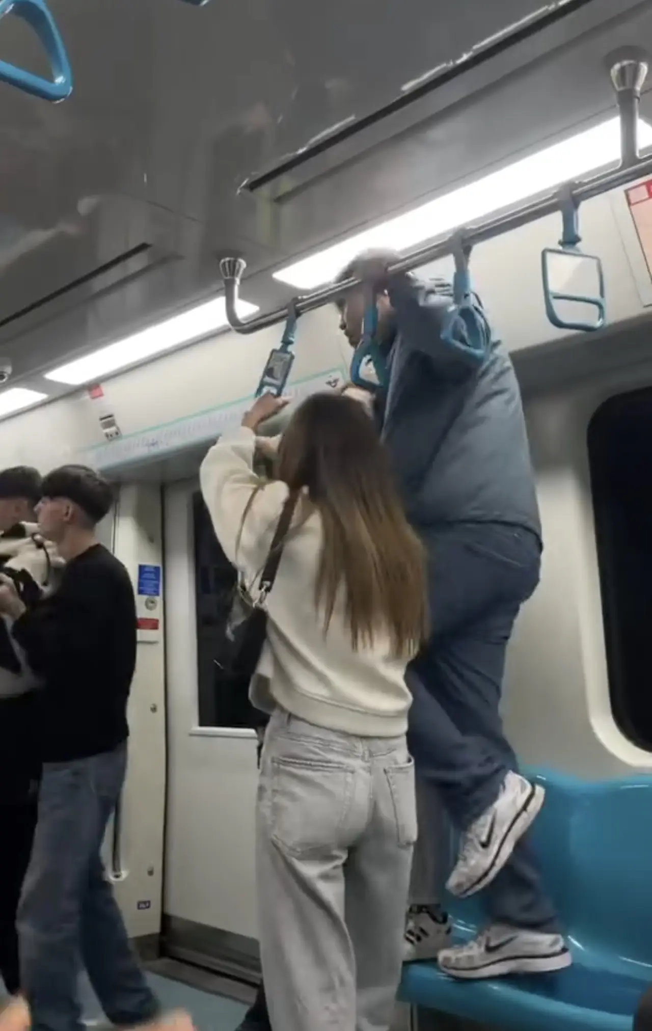 Marmaray'da iki grup tekme ve yumruklu kavga etti
