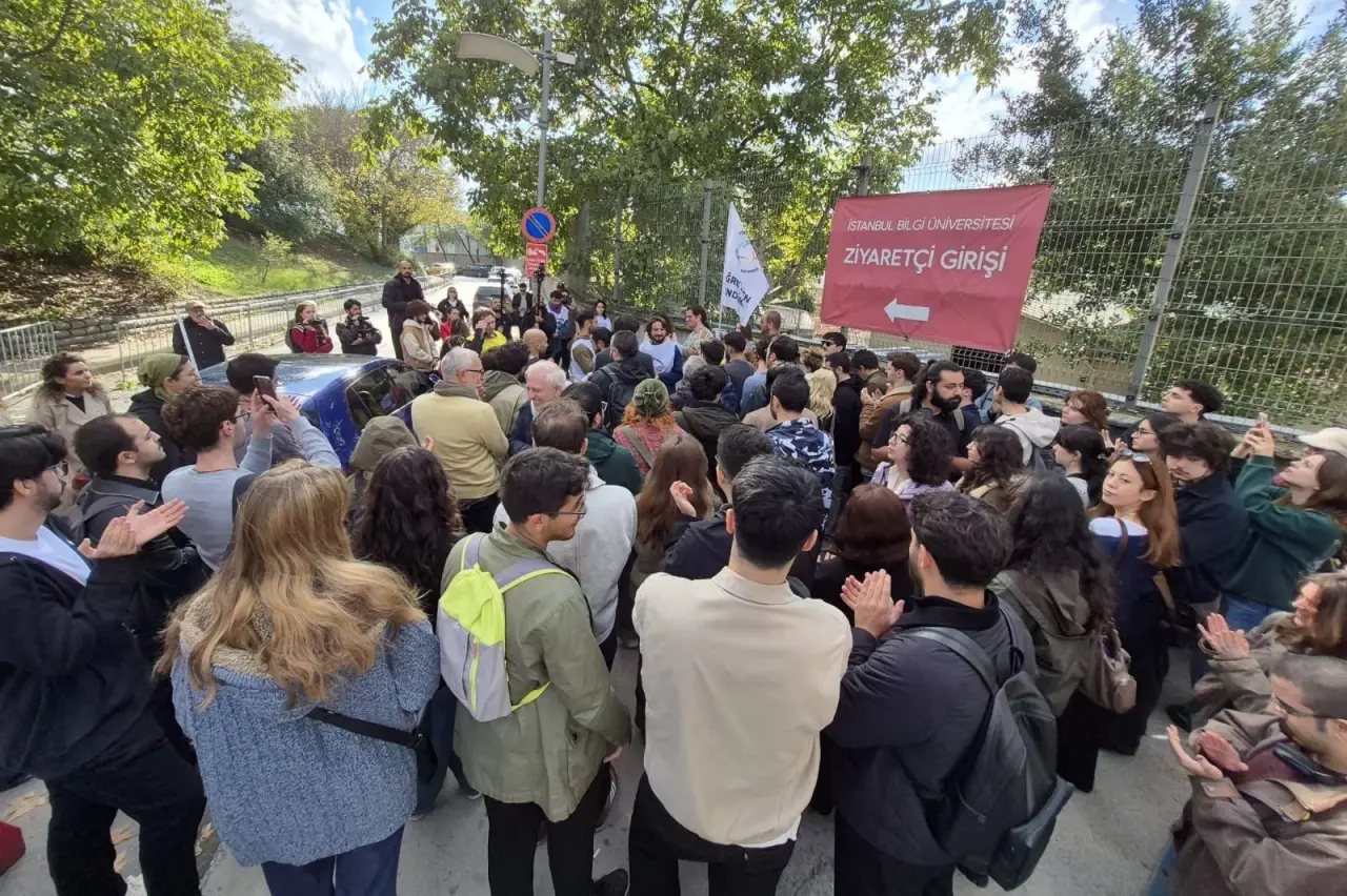 Bilgi Üniversitesi öğrencilerinden tepki: “Binlerce öğrenci geleceksizlikle baş başa bırakıldı”