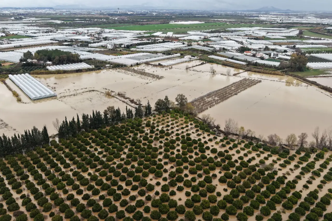 Antalya'yı yağmur ve hortum vurdu, meyve ve sebze fiyatları uçtu