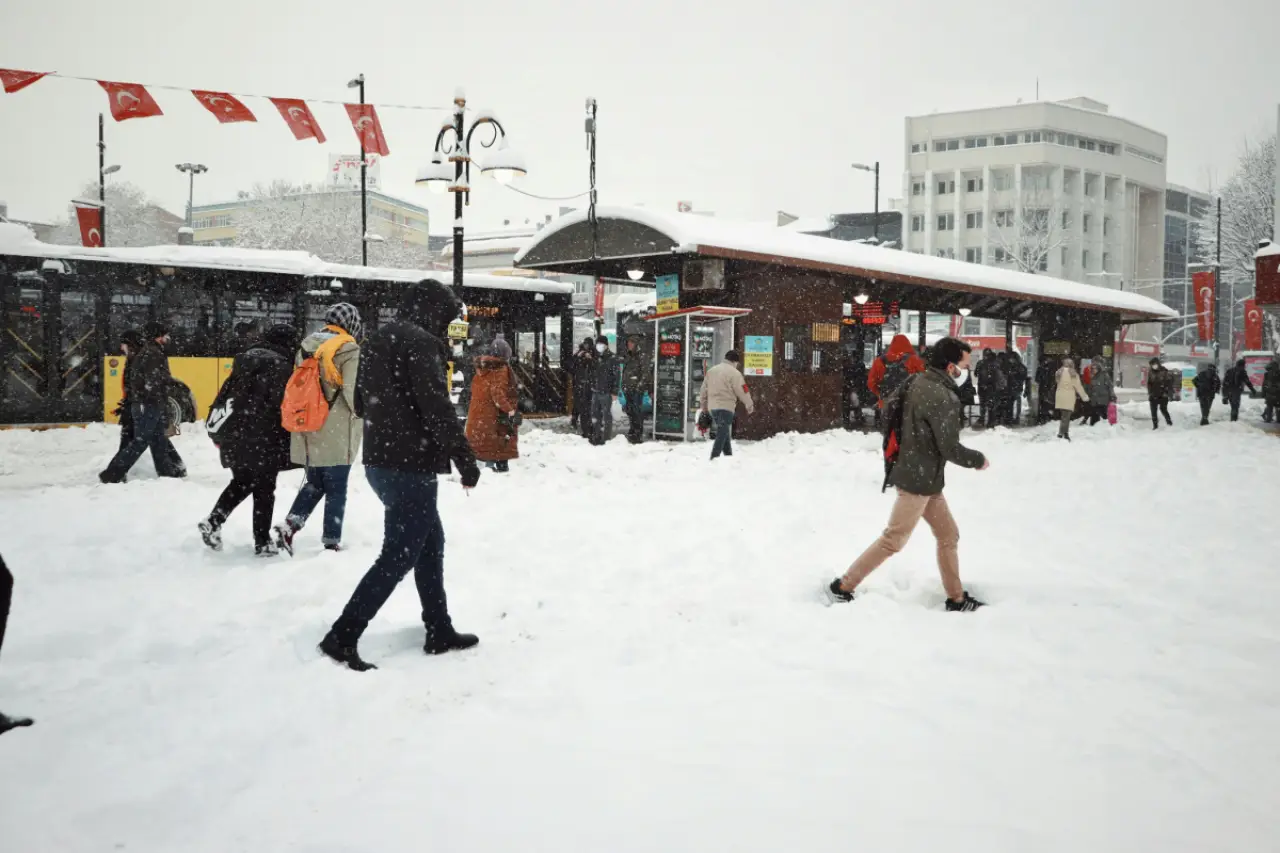 AKOM ilçe ilçe uyardı: İstanbul’da kar ve poyraz bekleniyor – Havalar ne zaman düzelecek?