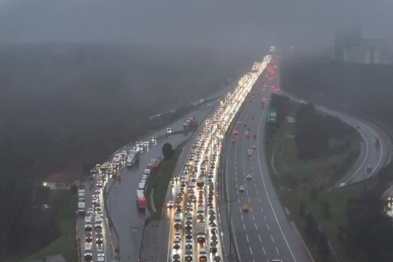 Yarıyıl tatili bitti, İstanbul trafiği kilitlendi