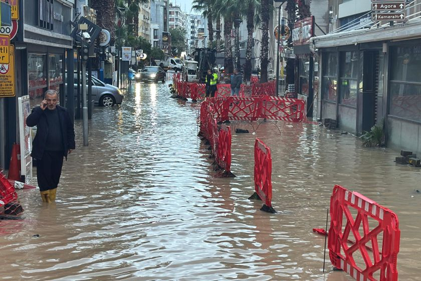 İzmir’de sağanak yaşamı olumsuz etkiledi