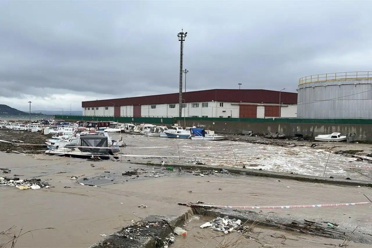 Çanakkale'de Kepez Çayı yine taştı