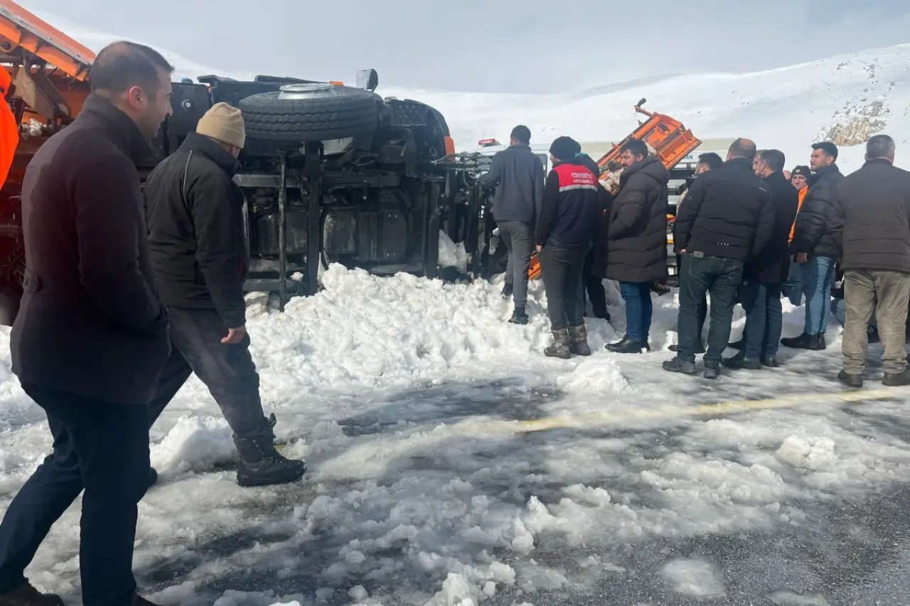 Kar küreme aracı devrildi: İki işçi hayatını kaybetti