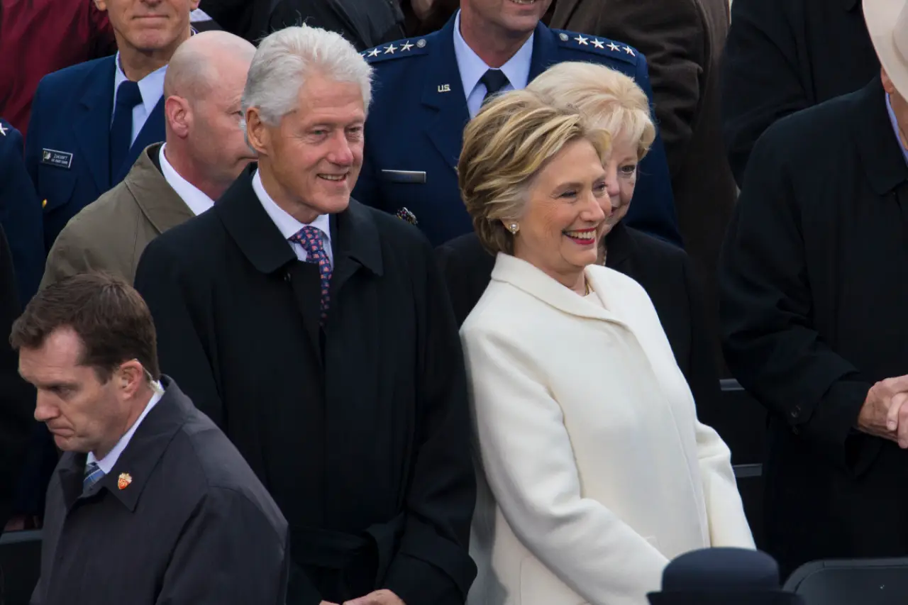 “Oyunu bırakalım” diyen Clinton çifti: Epstein ifadesini kamuya açık duruşmada vermek istiyoruz