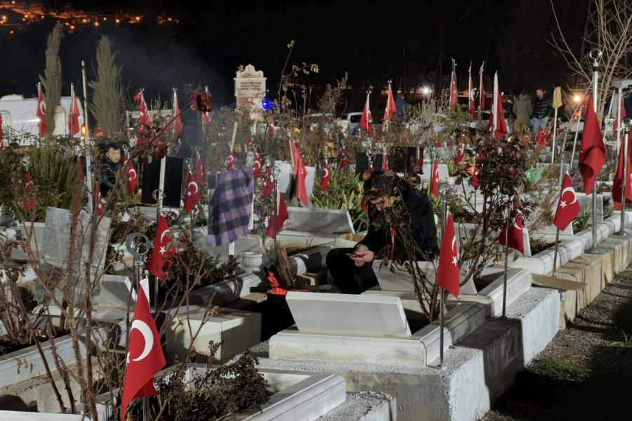 6 Şubat depremlerinin 3'üncü yılı: Mezarlık ziyaretleri geceden başladı