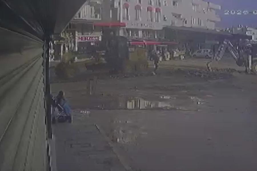 Antalya'da iş makinesinin çarptığı belediye çalışanı yaralandı