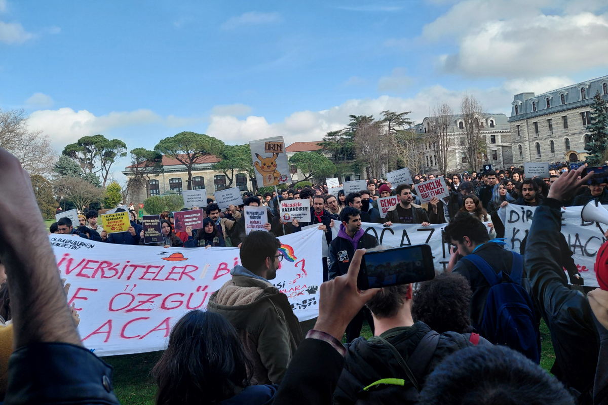 Boğaziçi Rektörlüğü basın açıklaması okunmasın diye fıskiye açtı