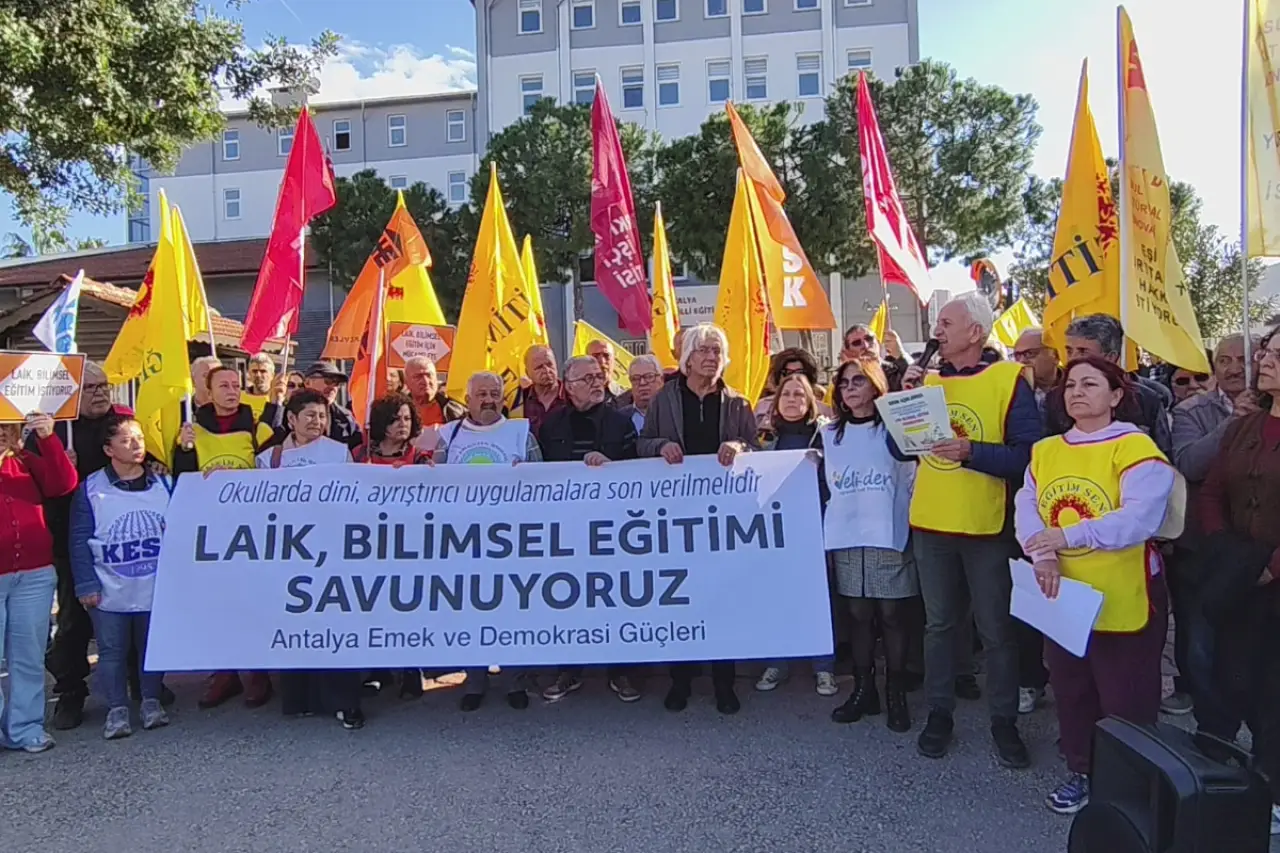 “Okullar tekke değildir” tepkisi: Antalya’da "Maarif Modeli" protestosu