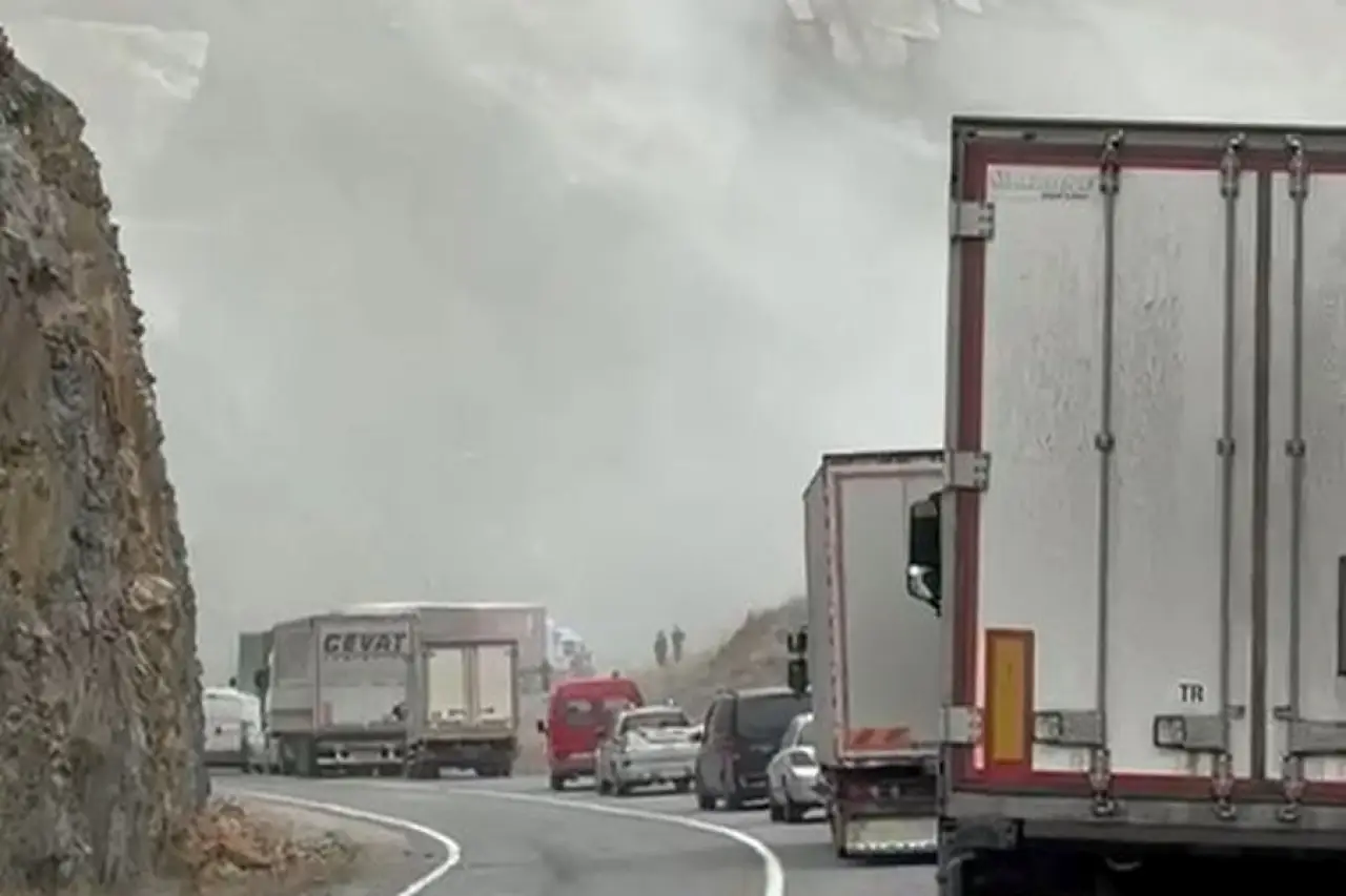 Artvin-Şavşat kara yolu heyelan nedeniyle ulaşıma kapandı
