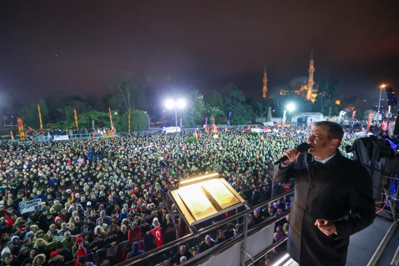 Özgür Özel’den Akın Gürlek’e ‘belgeli’ yanıt: Kirli aparatın mal varlığı açıklansın