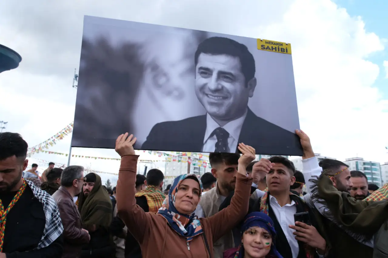 Demirtaş’tan süreç için öneri, siyasete eleştiri: Kürtçe çantaya tahammülsüzlük, Kürt sorununun özüdür