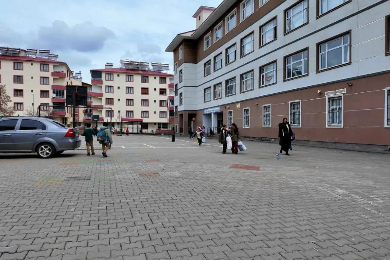 Sınıfta sıkılan spreyden etkilenen 30 öğrenci hastaneye kaldırıldı
