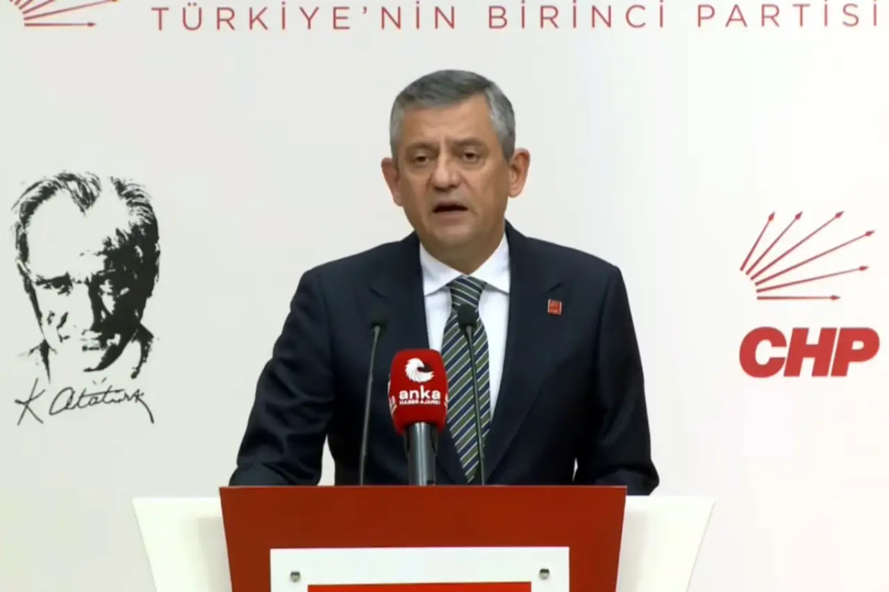 Erdoğan’ın açtığı davada karar çıktı: Mahkeme Özgür Özel’i 300 bin TL tazminata mahkum etti