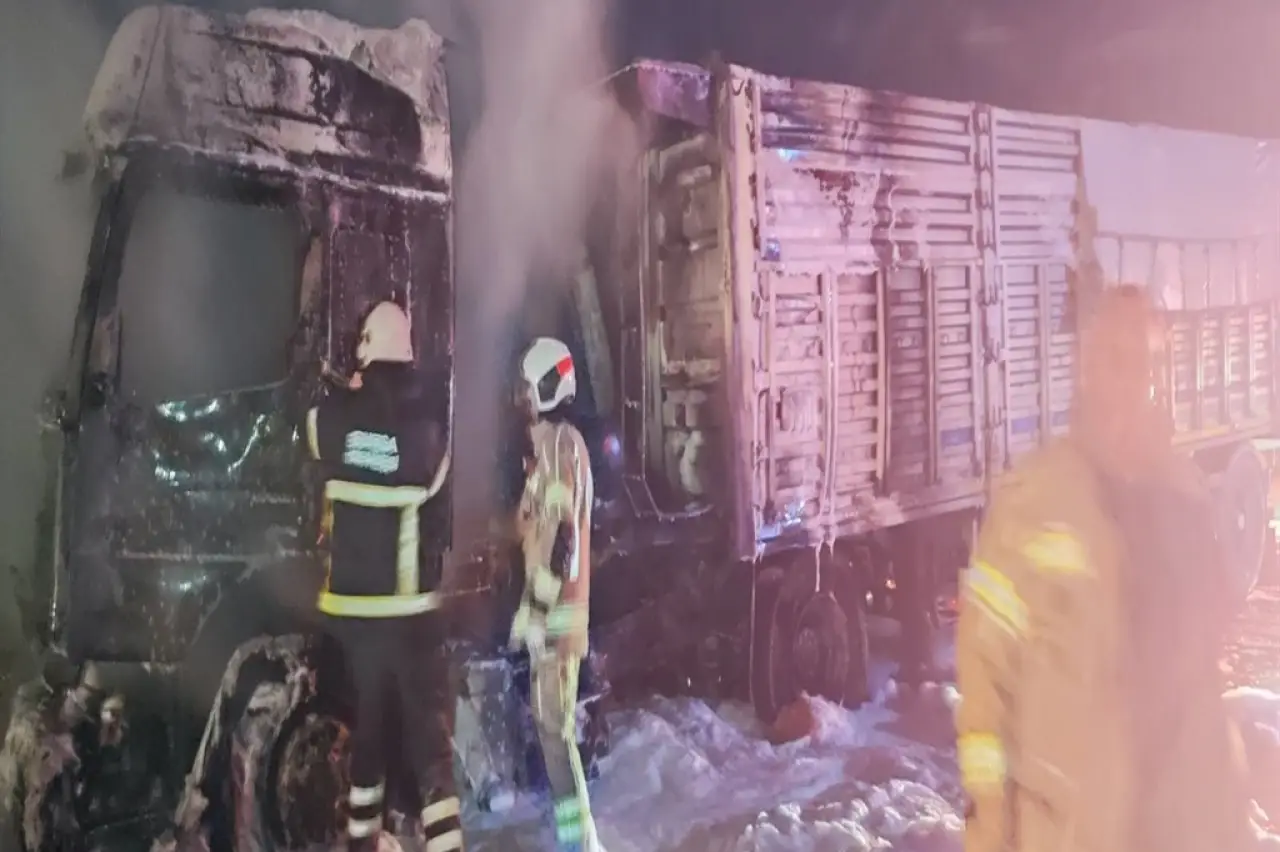 Bursa'da buğday yüklü tır alev alev yandı; kara yolu ulaşıma kapatıldı