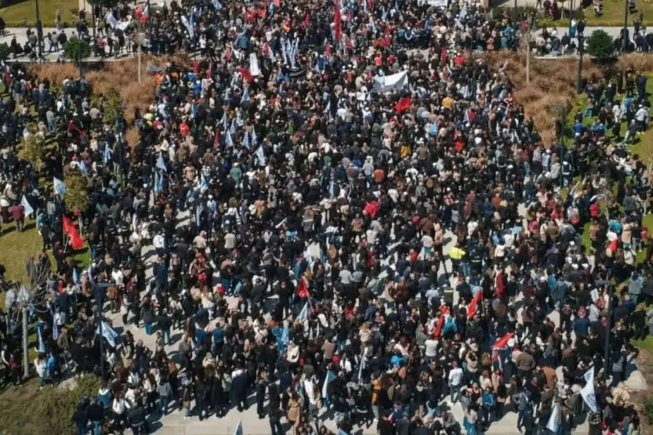 KKTC'de greve giden kamuda örgütlü sendikalar, Meclis önünde eylemde
