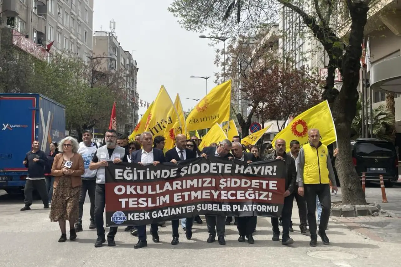 Antep’te KESK, okul katliamlarını protesto etti: Çalışırken ölmek istemiyoruz, güvenli eğitim, güvenli okul